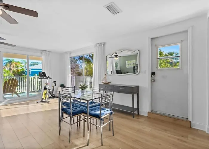 Work Remotely On Indian Rocks - Walk 2 Apartment
