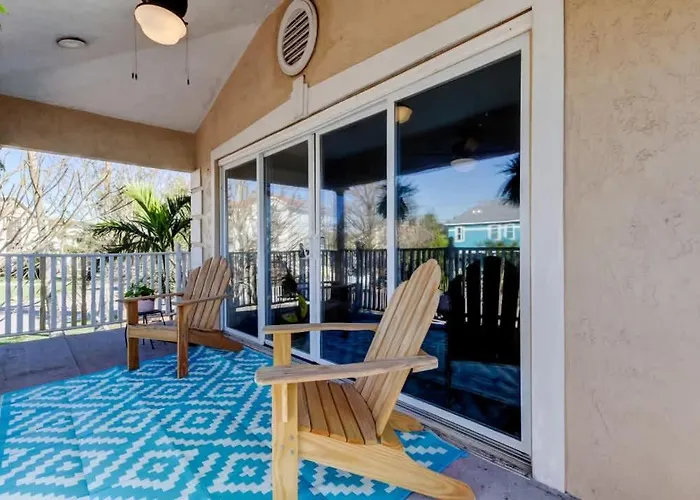 Work Remotely On Indian Rocks - Walk 2 Apartment