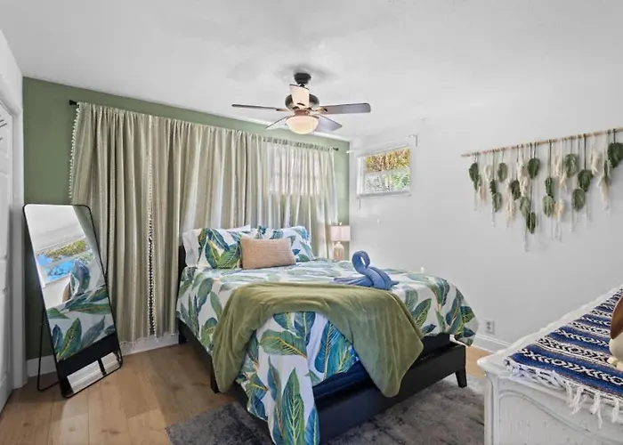 Work Remotely On Indian Rocks - Walk 2 Apartment Clearwater Beach